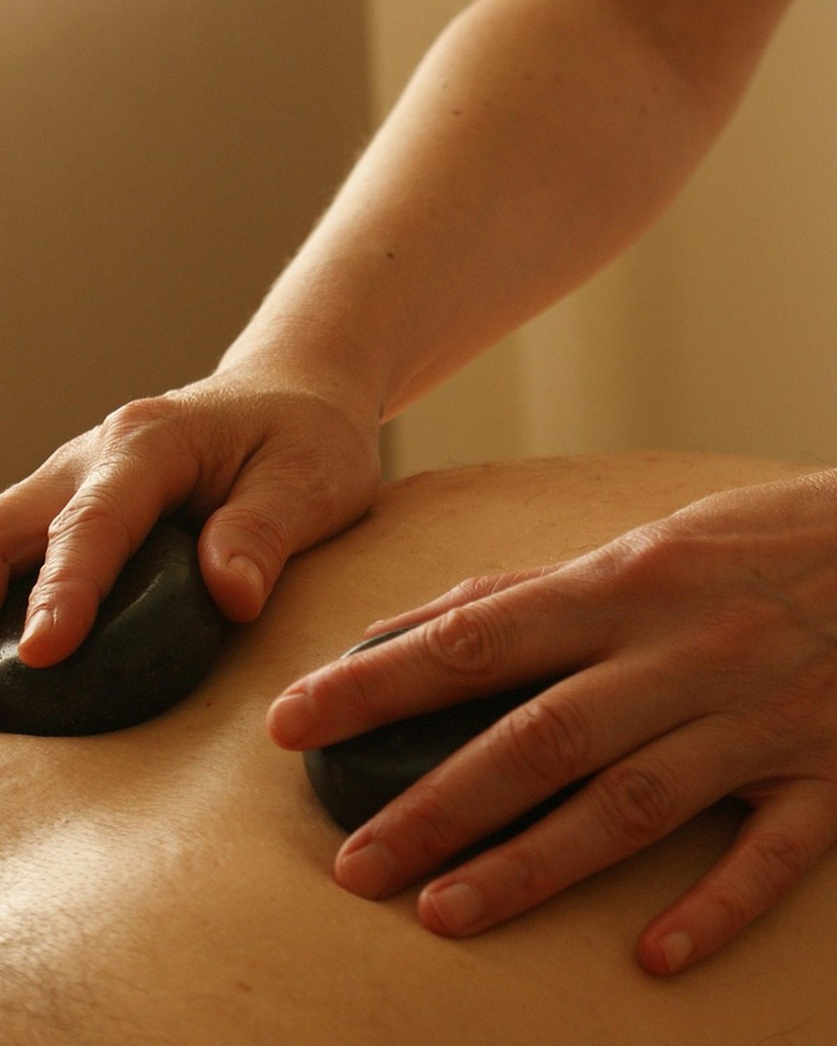 Massage relaxant aux pierres chaudes